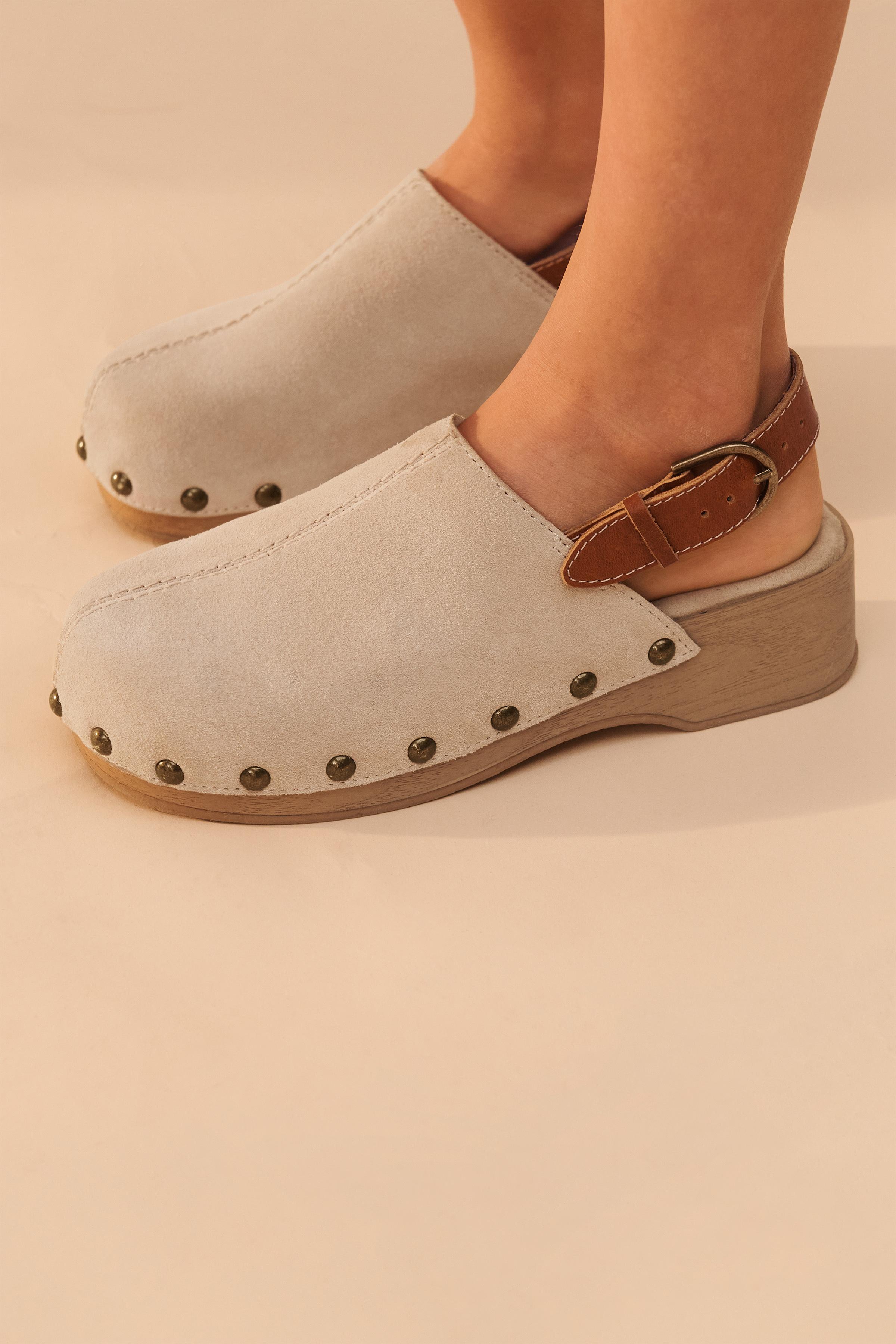 SABOTS EN CUIR À CLOUS ÉDITION LIMITÉE